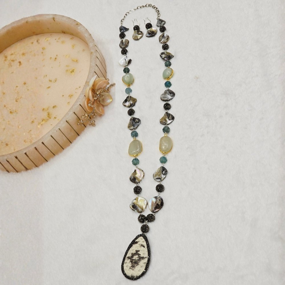 3-42.jpg Mother Of Pearl Necklace - Image 1